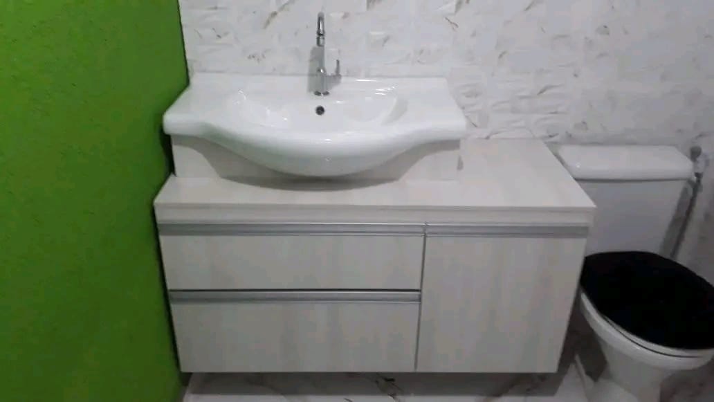 Gabinete de banheiro sob medida em MDF branco com cuba de embutir